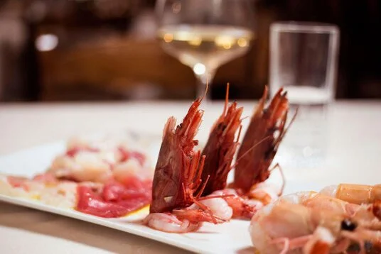 Cruditè di gamberi rossi Se ami i crostacei, non potrai sicuramente fare a meno di assaggiare questo piatto dal sapore unico.