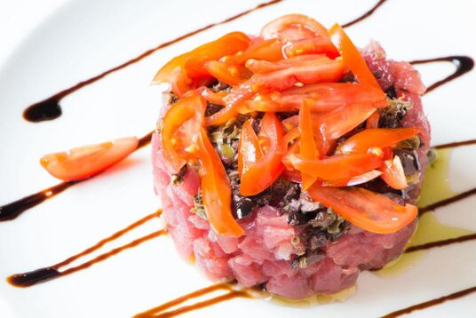 Tartare di tonno con pomodorini e aceto balsamico di Modena